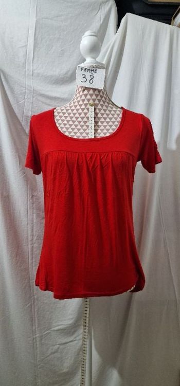 Tee-shirt, rouge, en très très bon état, en acrylique &elasthanne, longueur 60cm,