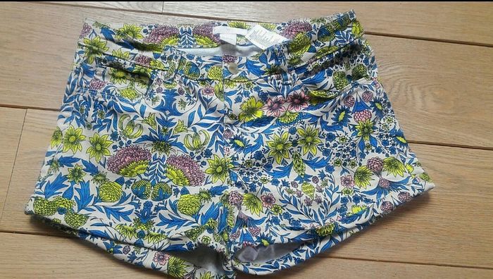 Très beau short fleuri