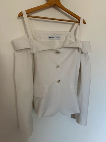 Blazer original avec épaules dénudées