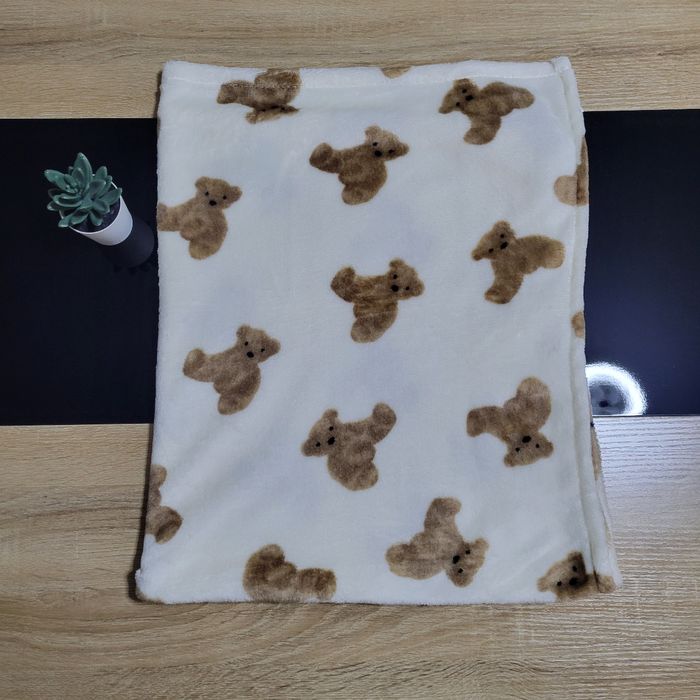 Plaid tout doux motif oursons 🧸 96x78 cmAdorable plaid crème avec motifs oursons, parfait pour cocooner sur le lit de bébé ou décorer une chambre.
Tissu tout doux et chaud, très agréable au toucher 💛
Dimensions : 96x78cm
Neuf jamais servi

✨ Maison non-fu - photo numéro 3