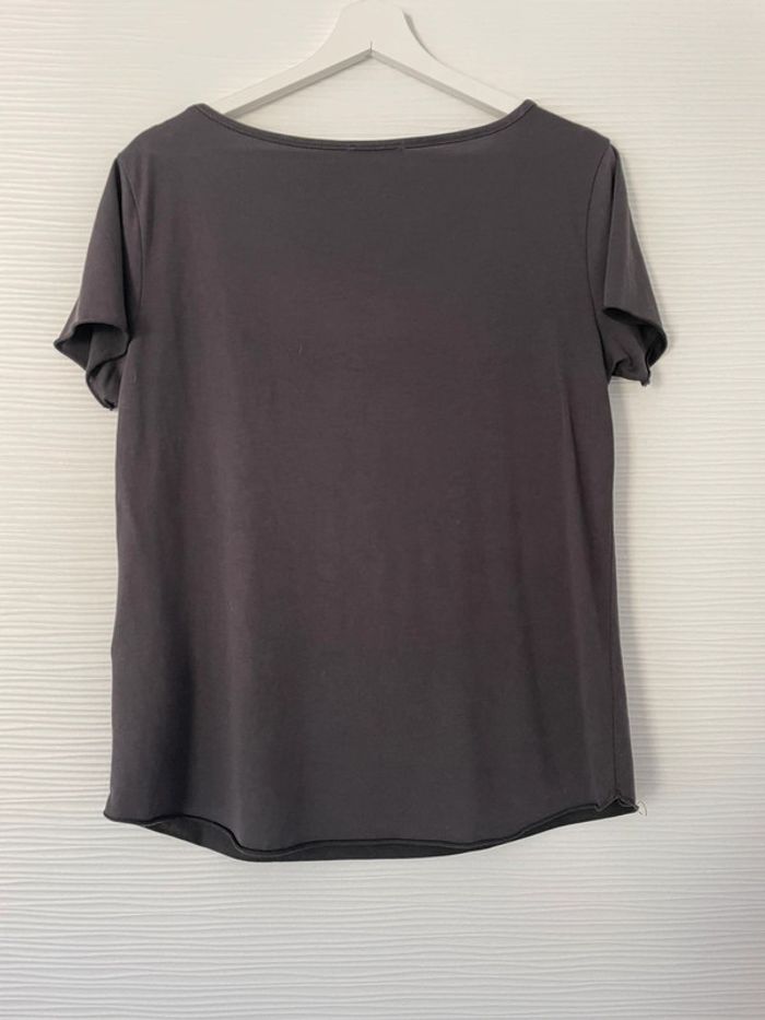 Haut t-shirt noir gris foncé fluide léger uni col rond à brides manches courtes décolleté - photo numéro 4