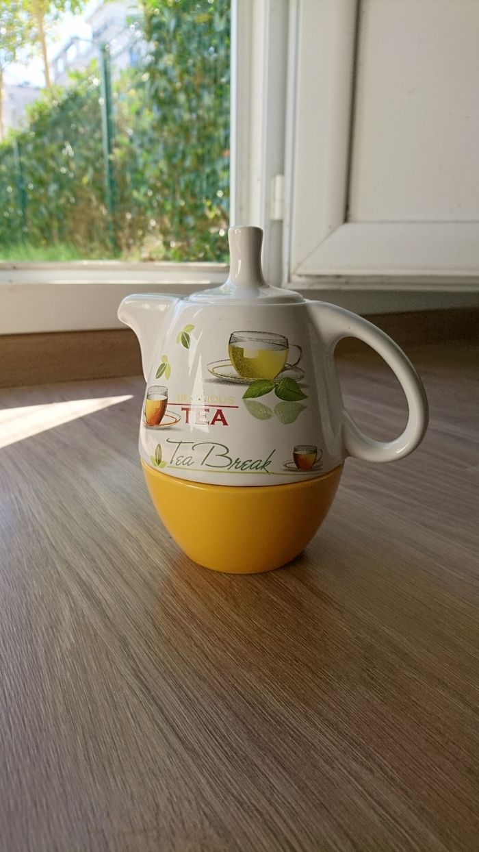 Petite théière individuelle et sa tasse
