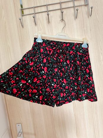 Short fleurie taille haute avec ceinture noir rouge taille M ZARA