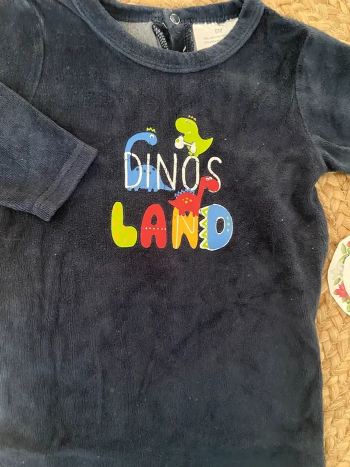 Pyjama Dino 6 mois très bon etat - photo numéro 2
