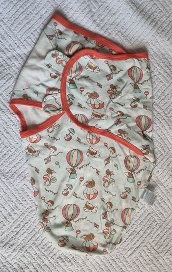 bébé lange emmaillotage doux
