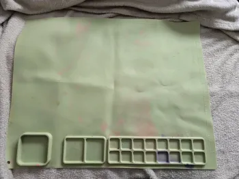 Tapis en silicone pour peinture Tres bon état ( a été utilisé plusieurs fois donc presente des tâche