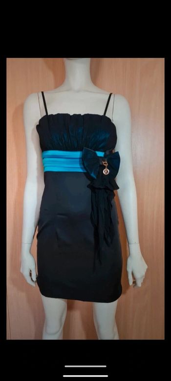 Jolie robe noire à bretelles et bleu avec une S