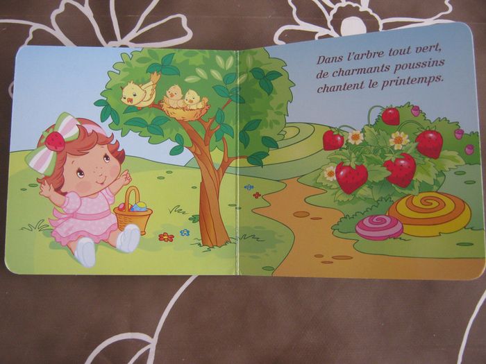 Livre Charlotte aux Fraises " Joyeuses pâques - La chasse aux oeufs". - photo numéro 2