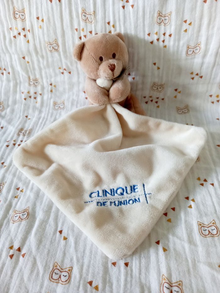 Doudou et Compagnie ours mouchoir