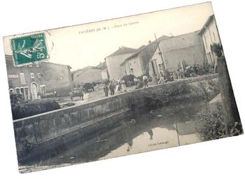 Carte postale ancienne  Favières (Meurthe-et Moselle)  Place du Centre