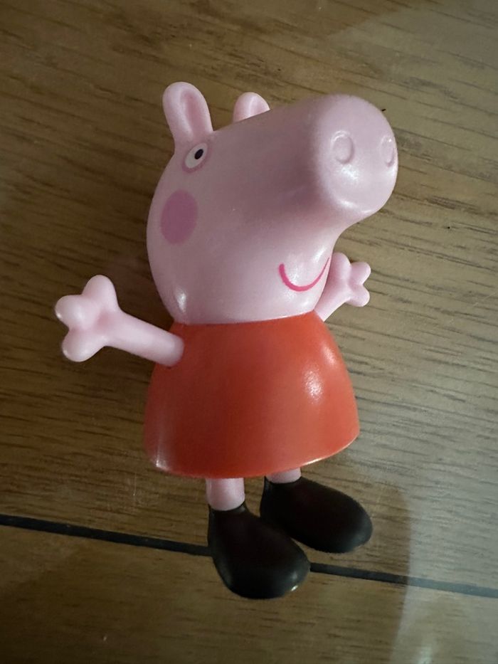 Figurine Peppa pig rose - photo numéro 2