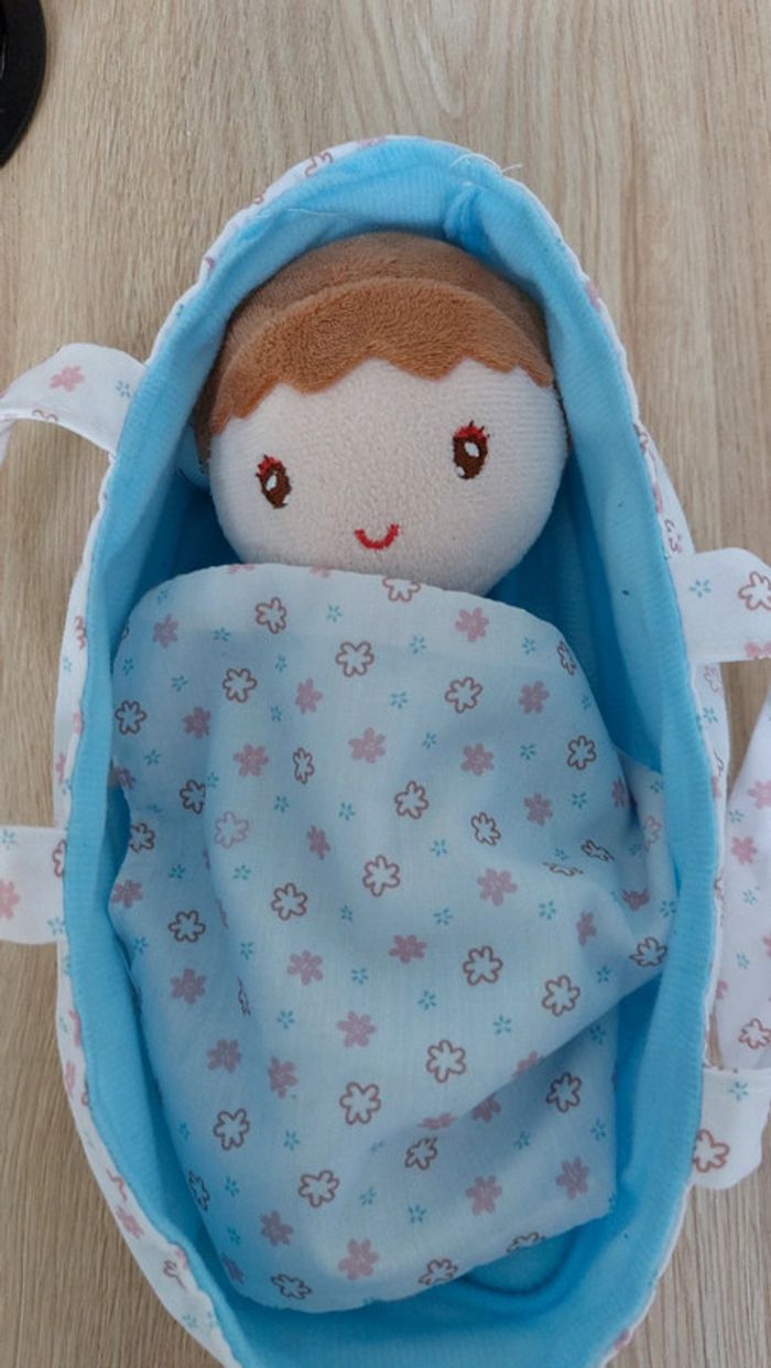 Poupée avec couffin en tissu