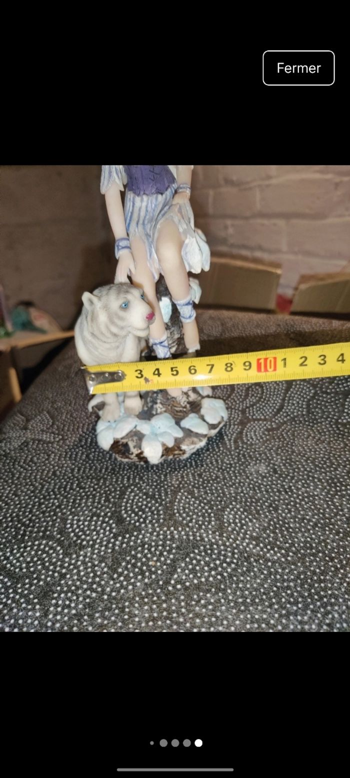 Statuette fée avec lion blanc - photo numéro 7