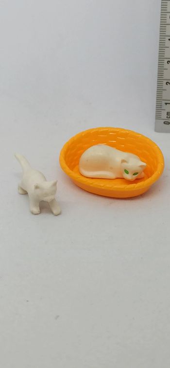 Chat blessé aux yeux verts avec chaton et panier playmobil