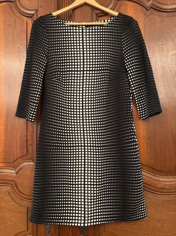 Robe noire et blanche