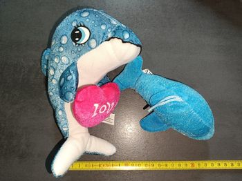 2 petites peluches dauphin