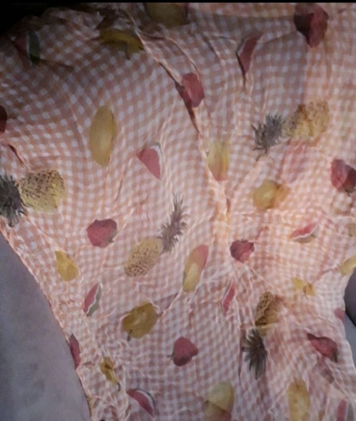 Foulard orangé et fruit