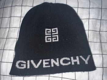 Magnifique bonnet Givenchy enfant