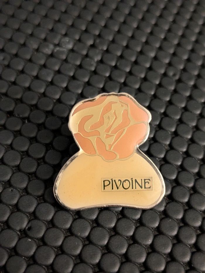 Pin's parfum Pivoine Yves Rocher