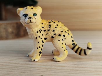 Figurine jeune guépard animal de la savane