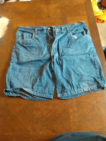 Short bleu
