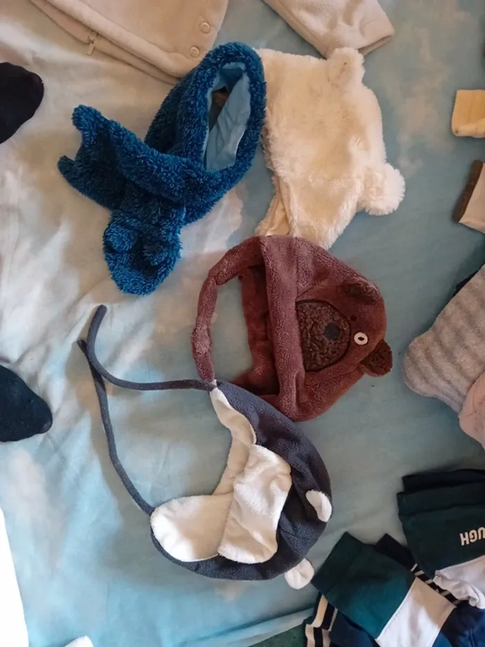 Lot de 3 bonnets et 1 echarpe