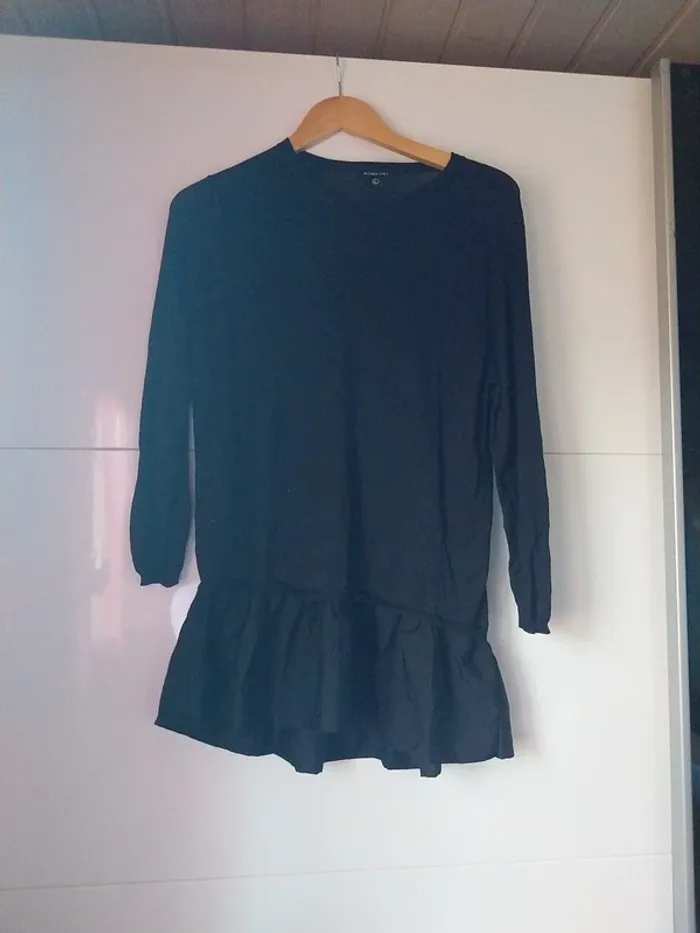 Jolie tunique noire volant manches longues
