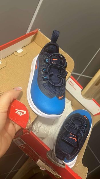 Basket neuve taille 22