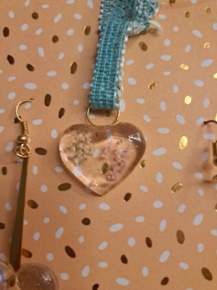 Boucles d'oreilles pendante avec pendentif assortie en résine florale - photo numéro 6