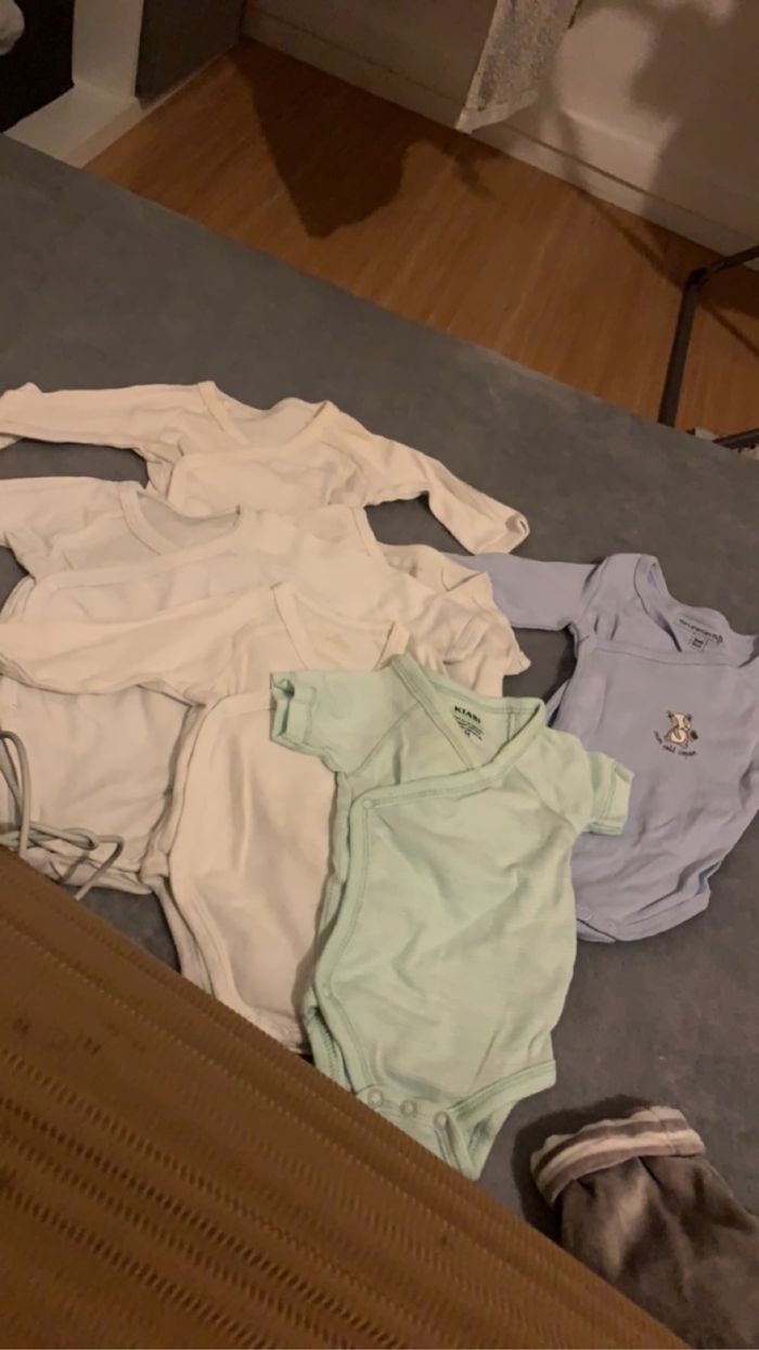 Lot bodies 1 mois - photo numéro 2