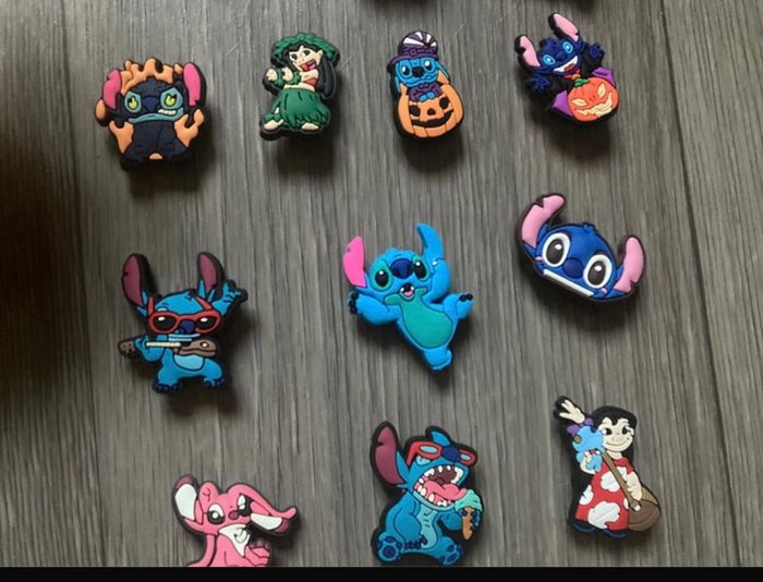 Lot NEUF 13 charms / accessoires Crocs, sabots, chaussons STITCH - photo numéro 2
