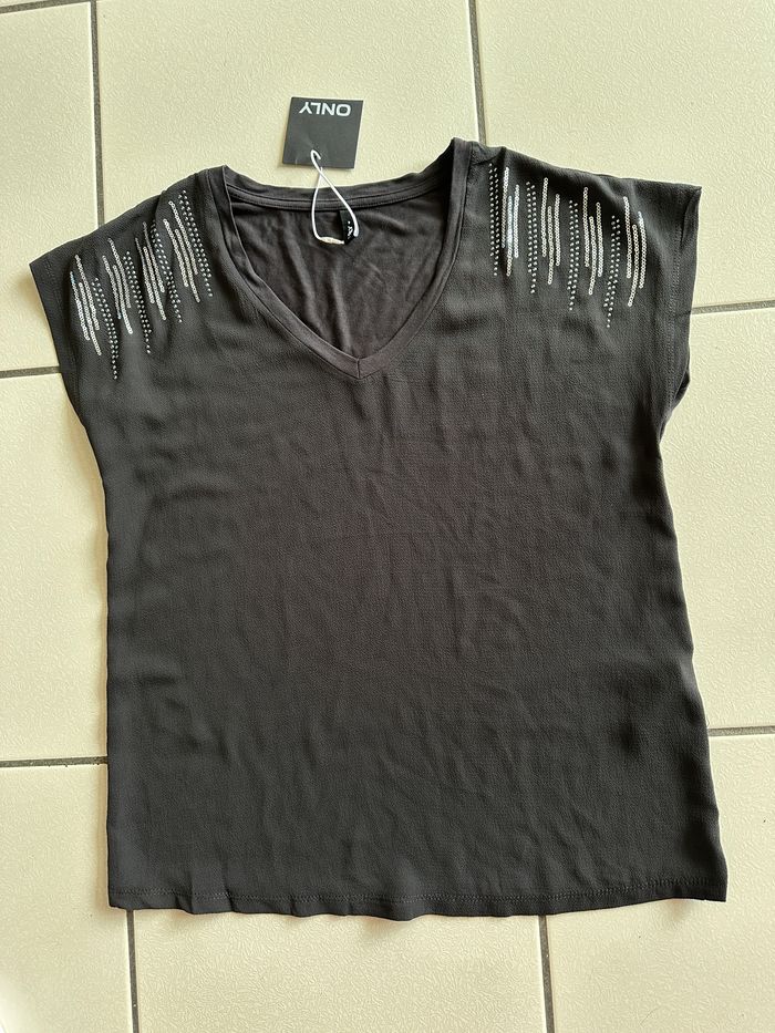 Tee shirt gris foncé / sequins épaule ONLY taille 36 col V NEUF - photo numéro 5