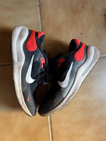 Belle paire de baskets Nike T. 36 fille TBE