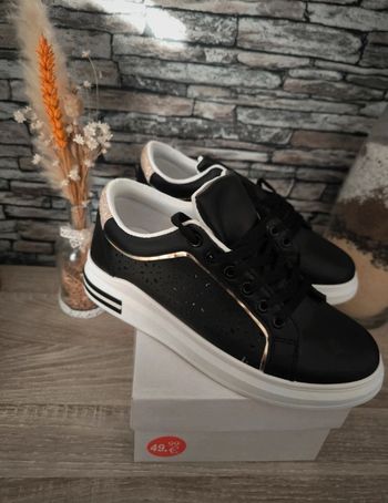 🖤 Magnifique paire de baskets noires pointure 40 🖤