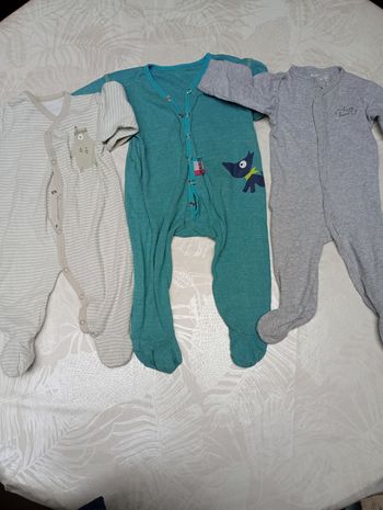 Lot pyjamas bébé garçonLot de 3 pyjamas une pièce avec pieds pour bébé garçon en taille 68. Très bon