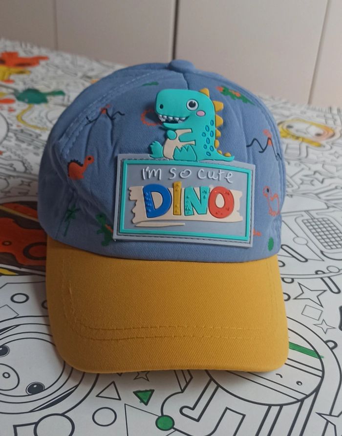 Casquette neuve dinosaure enfant à partir de 3-4 ans : jaune et violet