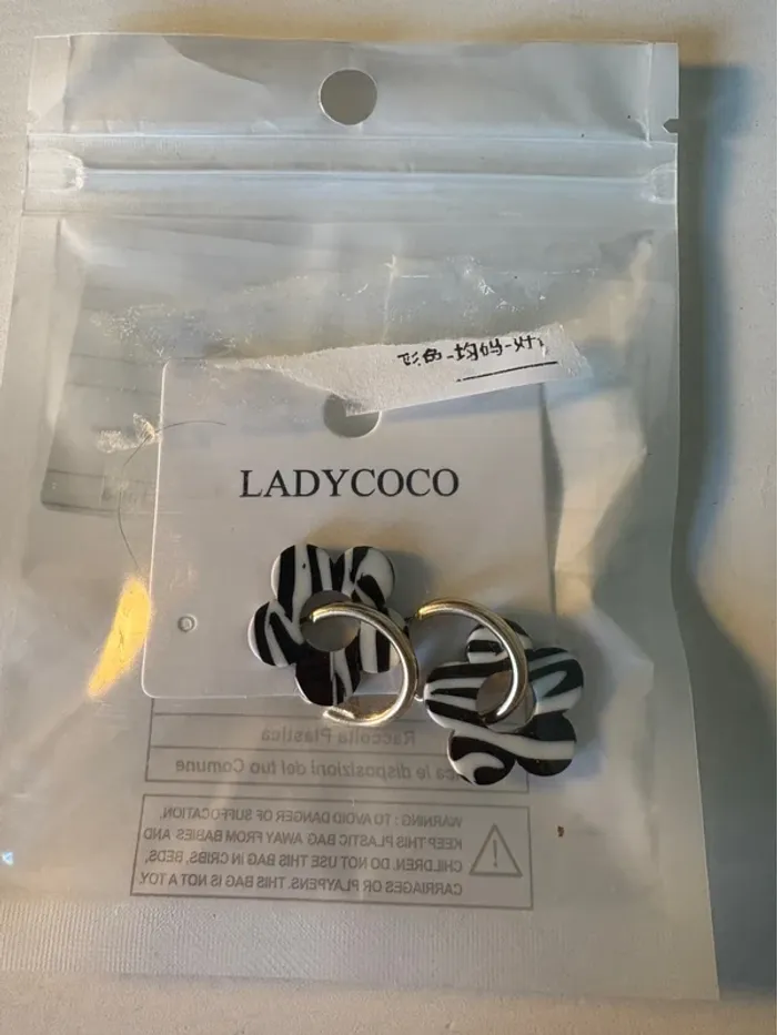 Boucles d’oreilles Ladycoco – Créoles fleurs motif zébré - photo numéro 3