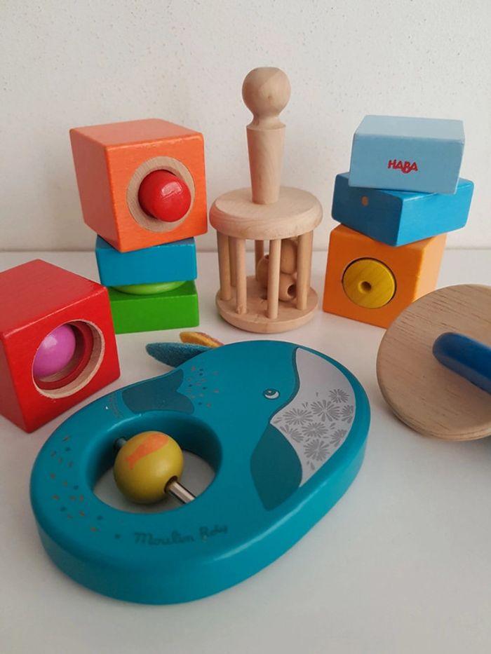 Cubes sensoriels en bois Haba et hochet Moulin Roty