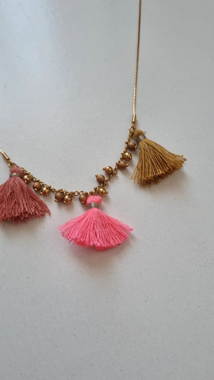 Collier sautoir doré pompon rose moutarde Louise misha - photo numéro 2