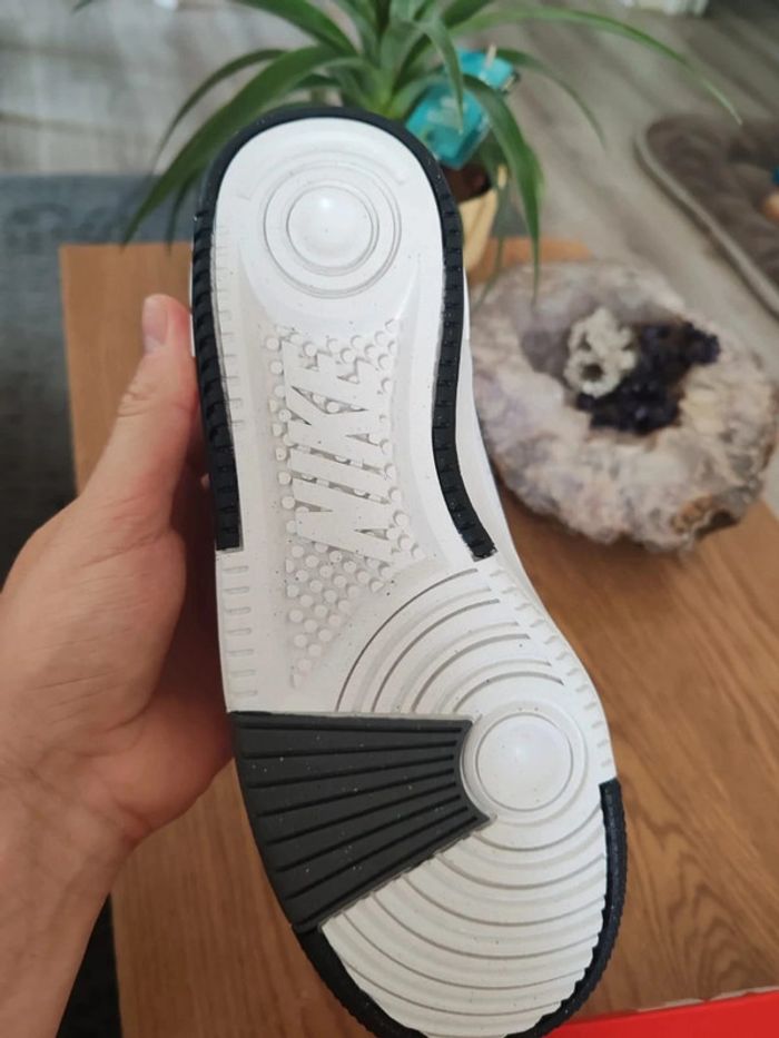Nike Air Force Gamma Noir et Blanche neuve taille 40 - photo numéro 4