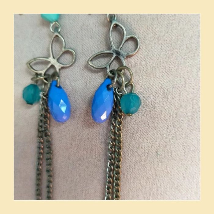 Boucles d’oreilles pendantes – motif papillon & pampilles colorées - photo numéro 7