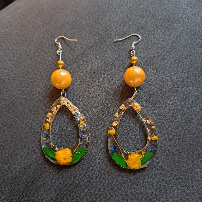 Boucles d'oreilles pendante en résine florale - photo numéro 9