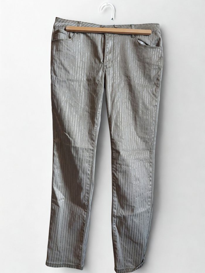 Pantalon vert kaki à rayures argentées – Coupe droite