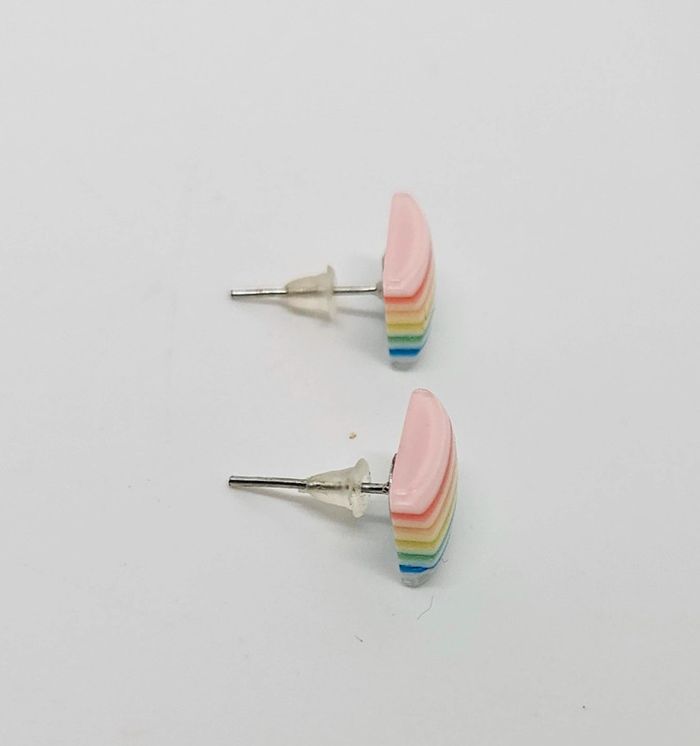 Paire de boucles d'oreilles.
Neuve.
Multicolore transparent - photo numéro 2
