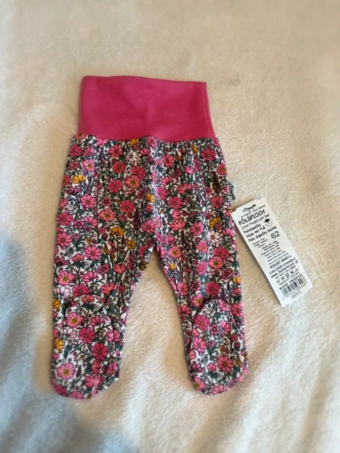 Jolie pantalon à pied floral neuf 3 mois
