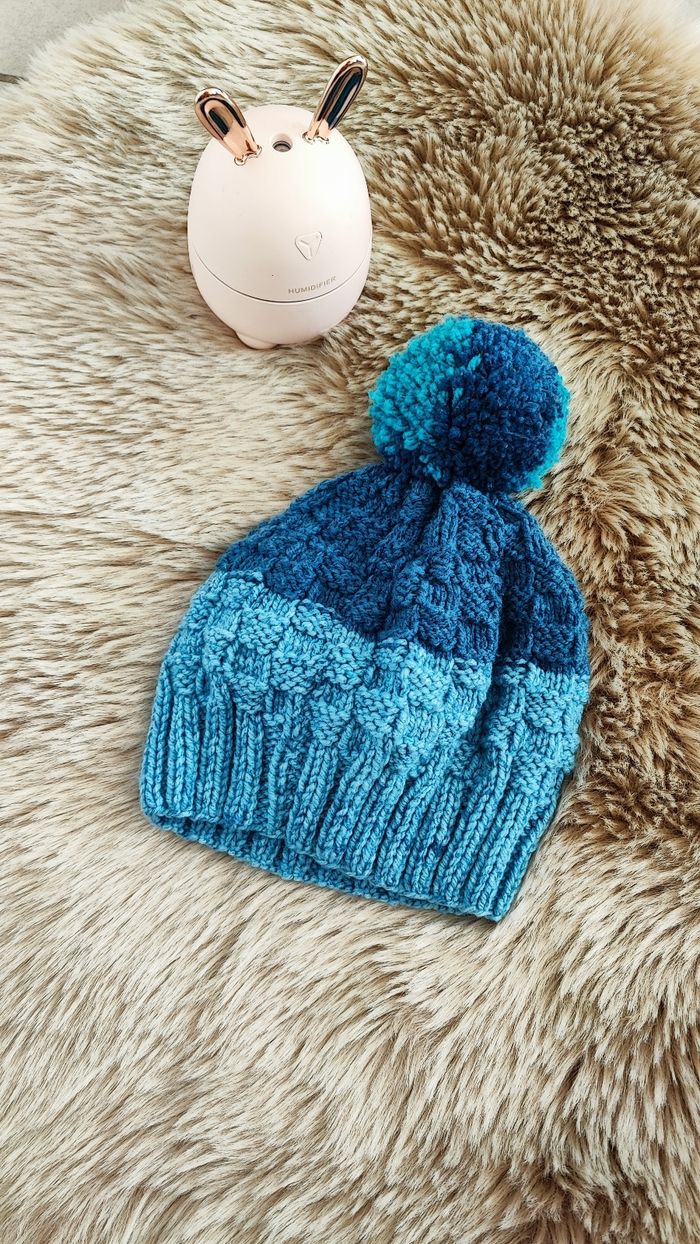 Bonnet bleu fait main - photo numéro 2