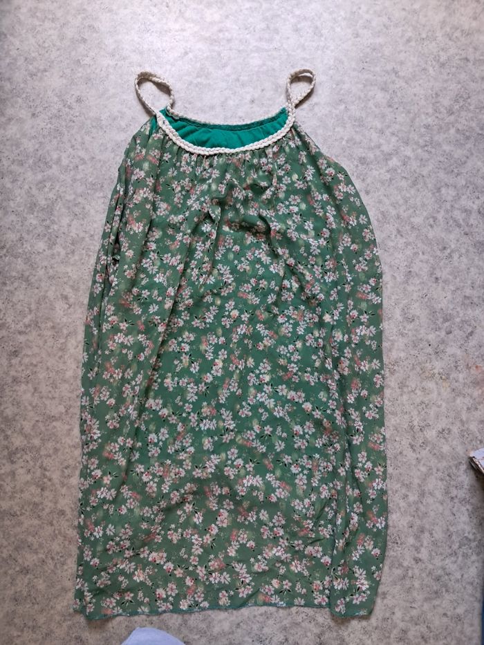 Robe verte fleurie