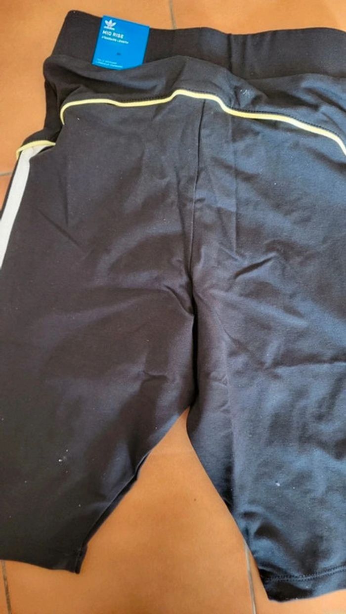 Short adidas neuf 14 ans - photo numéro 2