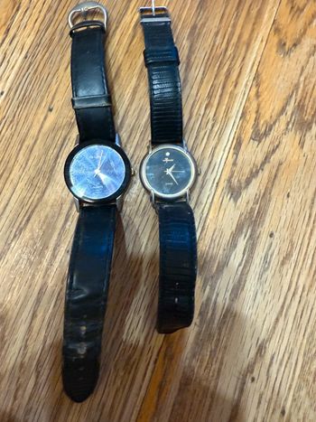 Deux montres fond noir