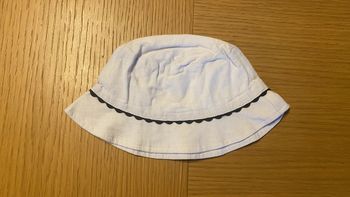 Chapeau bleu clair avec liseré bleu marine